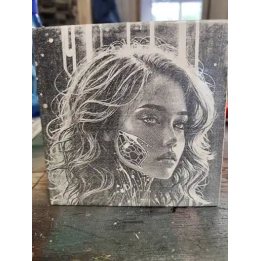 Musa Cibernética – Azulejo con Retrato Grabado con Láser